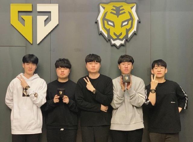 上下联动的 上下联动的